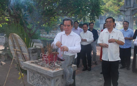 Dâng hương, tri ân các anh hùng liệt sỹ ảnh 4